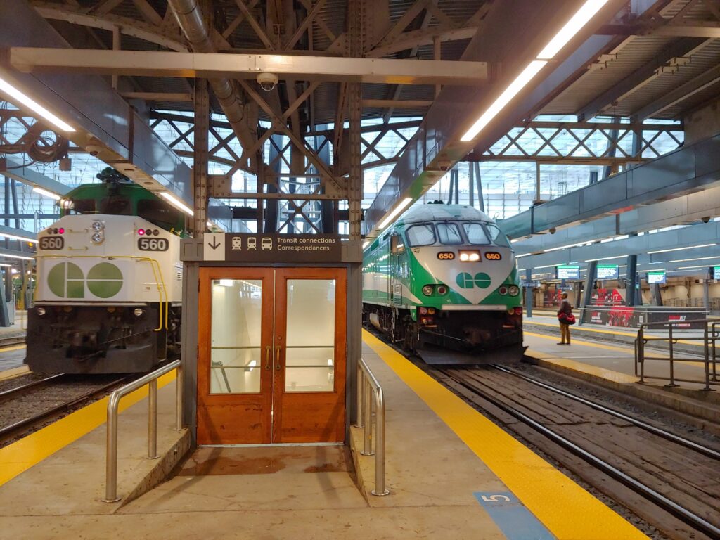  RevEd Photo: GO Transit F59PH #560, one of the